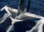 PHOENIX DIE MACHT DER ELEMENTE, TEIL 4, "Luft", am Montag um 21:00 Uhr. Halb Flugzeug, halb Schiff: An nur drei Punkten hat der Trimaran noch Kontakt zur Wasseroberfläche. Ganz allein vom Wind angetrieben jagt der Rekordsegler mit über 100 Kilometern pro Stunde über das Meer.