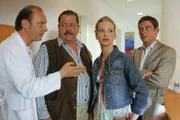 Die Kommissare Korbinian Hofer und Christian Lind werden hellhörig als Zahnarzt Berthold Balzer seine Sprechstundenhilfe Barbara Frei verdächtigt.  (v.l.n.r.: Martin Brambach, Joseph Hannesschläger, Maren Scheel, Tom Mikulla)