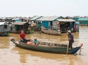 Dirk Steffens unterwegs auf dem Tonle Sap See in Kambodscha.