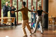 Das Mordopfer hatte gegenüber Vanessa Haas (Kerstin Landsmann, r.) angedeutet, dass es in der Tanzschule, in der sie arbeitet, nicht mit rechten Dingen zugeht. Gemeinsam mit Rechtsmediziner Dr. Adam Makena (Stephen Appleton, M.) übt die Kommissarin, um sich in einen der Kurse einzuschleusen. (Komparsen im Bild)