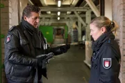 Hans (Bruno F. Apitz, l.) und Franzi (Rhea Harder, r.) haben Mattes' Dienstwaffe gesichert. Es fehlen zwei Patronen.