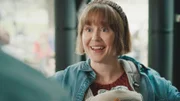 Brita (Matilda Ragnerstam) erzählt überschwänglich von ihrem Mutterglück.