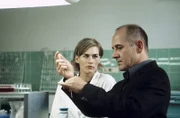 Dr. Robert Kolmaar (Ulrich Mühe, r.) und seine Kollegin Judith Sommer (Gesine Cukrowski, l.) finden heraus, dass der Champagner, den Monica Berli vor ihrem Tod trank, K.O.-Tropfen enthielt.