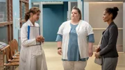 Dr. Jasmin Jonas (Gerit Kling, l.) klärt Hiwot (Cynthia Micas, r.) über den Zustand ihrer Frau auf, die von einem Lkw angefahren wurde. Frauke Prinz (Manuela Wisbeck, M.) steht in der Mitte.