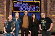 Moderator Kai Pflaume (M.) und seine Rateteam-Kapitäne Bernhard Hoëcker (l.) und Elton (r.) begrüßen in dieser Sendung die Moderatorin Britta Hofmann (2.v.l.) und die Moderatorin Lea Wagner (2.v.r.).