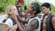 Nadja Hansen (Eva-Maria Grein von Friedl) wurde gegen Marianne Kramer eingetauscht und befindet sich nun als Geisel bei den Piraten, die von Jack Sparrow (John Polwannapa, 2.v.li.) angeführt werden.