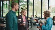 Hilma (Alba August) und Ola (Björn Gustafsson) treffen im Café auf Brita (Matilda Ragnerstam) mit ihrem Baby.
