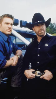 Francis Gage (Judson Mills) und Cordell Walker (Chuck Norris, r.)