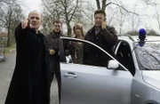 Dr. Robert Kolmaar (li: Ulrich Mühe), Kriminalhaupt-kommissar Joe Hoffer (re: Jörg Gudzuhn), sein Assistent Etzel Hanisch (2.v.li: Daniel Krauss) und Dr. Judith Sommer (2.v.re: Gesine Cukrowski) versuchen den Ort des geplanten Attentats zu finden.
