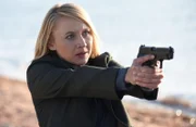 Nora Weiss (Anna Maria Mühe) ist Naumanns Auto gefolgt. Sie richtet ihre Waffe auf Naumann. Dieser bedroht wiederrum Wosniak.