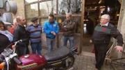 Wolfgang (4.v.li.) sammelt seit vier Jahrzehnten Kuriositäten. Die sollen mit Hilfe von Mauro (3.v.re.) verkauft werden.