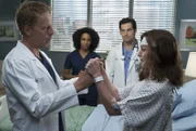 Warten auf Tom (Greg Germann, l.), Maggie (Kelly McCreary, 2.v.l.) und DeLuca (Giacomo Gianniotti, 2.v.r.) böse Überraschungen nach Amelias (Caterina Scorsone, r.) Hirn-OP?