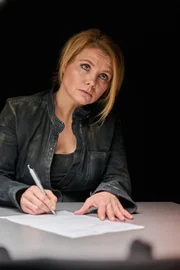 Bernadette Kipling (Annette Frier) gerät im Verhör unter Druck und entscheidet sich für einen riskanten Schritt.
