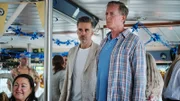 Auf der Fähre nach Schweden versuchen Flemming Torp (André Babikian, l.) und Dan Sommerdahl (Peter Mygind, r.) ihren Verdächtigen im Auge zu behalten, bevor sich dieser absetzen kann.