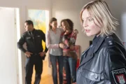 Melanie (Sanna Englund, r.) und Tarik (Serhat Cokgezen, l.) müssen noch einmal zu Miriam Haller (Ursula Doll, 2.v.l.). Nach dem Einbruch in ihrem Haus ist jetzt auch ihr Sohn Jasper verschwunden. Sein Au-Pair-Mädchen Tami (Larissa Aimee Breidbach, 2.v.r.) kann sich nicht erklären, wie Jasper verschwinden konnte.