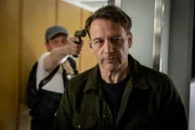 Maxim (Leonard Kunz, l.) bedroht Tjark (Hendrik Duryn, vorne) mit einer Waffe.  Die Verwendung des sendungsbezogenen Materials ist nur mit dem Hinweis und Verlinkung auf RTL+ gestattet.; Maxim (Leonard Kunz, l.) bedroht Tjark (Hendrik Duryn, vorne) mit einer Waffe.  Die Verwendung des sendungsbezogenen Materials ist nur mit dem Hinweis und Verlinkung auf RTL+ gestattet.