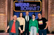 Moderator Kai Pflaume (M.) und seine Rateteam-Kapitäne Bernhard Hoëcker (l.) und Elton (r.) begrüßen in dieser Sendung die Schauspielerin und Model Laura Berlin (2.v.l.) und die Schauspielerin Emilia Schüle (2.v.r.).