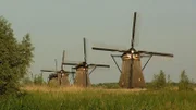 Jaja, zugegeben – Holland als miesen Ort zu verkaufen entspricht einem echten Klischee. Aber im Ernst: Unsere armen Nachbarn haben es echt schwer: keinen echten Sommer, Urlaub immer nur im Wohnwagen und faden Käse als kulinarisches Highlight. Als wäre das noch nicht genug liegt ein Viertel des Landes unter dem Meeresspiegel. Wenn der Klimawandel so weitermacht, dann ist Holland ernsthaft in Not! Echt mies. Ein wenig schade wäre es schon um unser Nachbarland, es gibt immerhin auch ein paar schöne Ecken. Vielleicht kommen wir nächstes Jahr mal mit dem Camper vorbei.