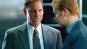 FBI-Detective Dennis Sackheim (Tom Hillmann, li.) untersagt Horatio (David Caruso) weitere Ermittlungen. Der gesuchte Mörder ist ein Kronzeuge, der gegen die kolumbianische Drogenmafia aussagen soll.