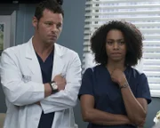 Alex (Justin Chambers, l.) erkennt, dass Jo noch immer unter dem Einfluss ihres Ehemanns auf ihr Leben leidet, während Maggie (Kelly McCreary, r.) und Jackson in eine unerwünschte Familienkonstellation gedrängt werden ...