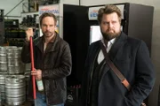 Leo (Wanja Mues, l.) und Benni (Antoine Monot, Jr., r.) sehen der seltsamen Begegnung zwischen Stollner und Ehrental zu – was haben die beiden zu verbergen?