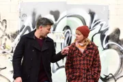 Harald Neuhauser (Marcus Mittermeier) und Angelika Flierl (Bernadette Heerwagen) haben Uneinigkeiten, was den aktuellen Fall betrifft – und auch darüber hinaus beschäftigt sie einiges.
