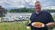 Imbisschef Holger versorgt auch die Camper mit Currywurst.