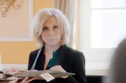Maren Kroymann berichtet über das Sexleben der Macrons, hier Maren Kroymann als Brigitte Macron.