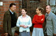 Kommissar Joe Hoffer (Jörg Gudzuhn, l.) und Dr. Robert Kolmaar (Ulrich Mühe, r.) befragen Dr. Margit Matthae (Gudrun Landgrebe, 2.v.l.) und Mette Klix (Alexandra Schalaudek, 2.v.r.) nach der toten Mitarbeiterin Dominique Perten.