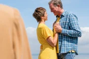Polizist Dan Sommerdahl (Peter Mygind) und seine Frau Marianne (Laura Drasbaek) feiern ihren 25. Hochzeitstag.