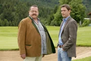 Die Rosenheim-Cops Korbinian Hofer (Joseph Hannesschläger, l.) und Christian Lind (Tom Mikulla, r.) verfolgen eine brandheiße Spur.