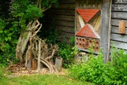 In der „Natur sucht Garten“-Anlage auf der Garten Tulln entstehen eine Wildbienen-Nisthilfe und eine Käferburg.