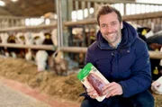 Nur noch 10% aller Steaks werden in der Metzgerei gekauft der Rest stammt aus Supermärkten, Discountern und Co. Doch wie gelangt das abgepackte SB-Steak in die Filiale? Daniel Aßmann schaut sich in „Ausgerechnet – Steak“ den gesamten Weg des Steaks an von Mast über Schlachtung bis zur Verpackung.