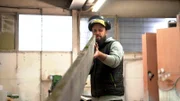 Aus einer früheren Balkonverkleidung aus Mahagoni macht Jonas Buchholz ein Surfboard.