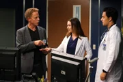 Amelia (Caterina Scorsone, M.) bittet ausgerechnet ihren eingebildeten, ehemaligen Lehrer Dr. Koracick (Greg Germann, l.) um Hilfe und zwingt DeLuca (Giacomo Gianniotti, r.) weiterhin die Schweigepflicht einzuhalten, damit niemand von ihrem Tumor erfährt ...