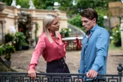Sunny (Valentina Pahde) und Lennard (Gerrit Klein) fällt es schwer, sich voneinander zu verabschieden...