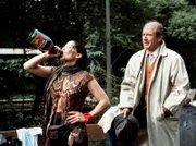 WDR Fernsehen TATORT, "Bienzle und der Mord im Park", Fernsehfilm, Deutschland, Regie Dieter Schlotterbeck, am Mittwoch um 22:55 Uhr. Charlotte Fink (Claudia Schmutzler) ist der Paradiesvogel unter den Pennern. Die Professorentochter lebt freiwillig und aus Trotz auf der Strasse. Sie hat aber auch Beziehungen zur Polizei, die Bienzle (Dietz Werner Steck) noch nicht ganz durchschaut.