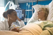 Helen (Dennenesch Zoudé, l.) macht sich große Sorgen um Melanie (Sanna Englund, r.). Wird Melanie durch die Schussverletzung querschnittsgelähmt sein?