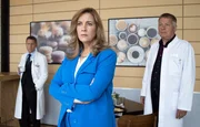 Sarah Marquardt (Alexa Maria Surholt, mi.) ist gerade im Gespräch mit Dr. Heilmann (Thomas Rühmann, re.) und Dr. Kaminski (Udo Schenk, li.), als sie feststellt, dass sie von der anderen Straßenseite von Tobias Rauch beobachtet wird. Doch die beiden Ärzte sehen niemanden.