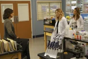 Als Meredith (Ellen Pompeo, M.) und Jo (Camilla Luddington, r.) herausfinden, dass der eigentlich Patenthalter des Polymers gestorben ist, müssen sie sich mit dessen Tochter Dr. Marie Cerone (Rachel Ticotin, l.) treffen. Kann das gutgehen?