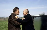 Dr. Robert Kolmaar (Ulrich Mühe, r.) und Kommissar Joe Hoffer (Jörg Gudzuhn, l.) suchen verzweifelt nach einer Möglichkeit, das Attentat zu verhindern.