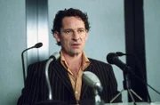 Erfolgsautor Alexander Gramann (Max Tidof) nutzt eine Pressekonferenz, um sein Image, das ein wenig Schaden genommen hatte, wieder aufzupolieren.