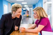 Endlich Feierabend: Helena (Claudia Hiersche, l.) will, dass das Aufzugabenteuer vertraulich bleibt, und spricht mit Lizzy Riedmüller (Theresa Underberg, r.) darüber.