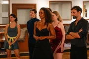 Kurz vor dem Tod einer Mitarbeiterin befanden sich unter anderem die beiden Tanzlehrer Isabel Molina (Lucia Peraza Rios, M.) und Reiner Bremer (Thomas Georgi, r.) sowie Kursteilnehmerin Fine Lahn (Maike Johanna Reuter, l.) in der Tanzschule. Hat einer von ihnen etwas mit dem Mord zu tun? (Komparsen im Bild)