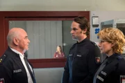 Mattes (Matthias Schloo, 2.v.r.) und Claudia (Janette Rauch, r.) kommen bei Bobby (Christin Heim, 2.v.l.) nicht weiter und besprechen mit ihrem Revierleiter Martin Berger (Peer Jäger, l.), wie sie weiter vorgehen sollen.