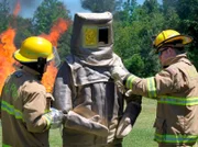 PHOENIX DIE MACHT DER ELEMENTE, TEIL 1, "Feuer", am Sonntag um 20:15 Uhr. Letzte Vorbereitungen für den Gang durchs Feuer. Sitzt der Anzug perfekt? Sind die Sicherheitssysteme aktiviert?