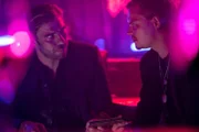 Brian (Felix Lampert) und Ove (Wilson Gonzalez Ochsenknecht, r.) chillen gemeinsam im Club.