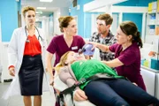 L-R: Helena von Arnstett (Claudia Hiersche), Betty (Bettina Lamprecht), Marc Trebert (Thomas Scharff), Komparse und auf der Liege Ines Trebert (Alexandra Seefisch) in Verbindung mit der Sendung bei Nennung ZDF/Frank Hempel