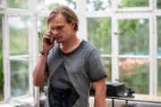 Ove (Wilson Gonzalez Ochsenknecht) bekommt einen wichtigen Anruf.
