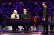 Moderator Kai Pflaume (r.) mit Rateteam-Kapitän Bernhard Hoëcker (l.) und dem Schauspieler Herbert Knaup (M.).